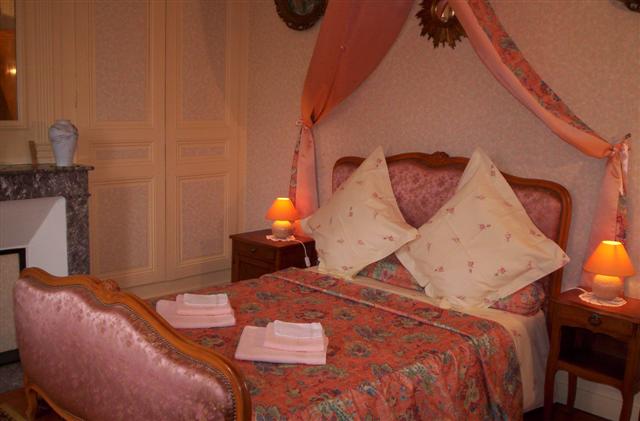 Chambre Abricot — lit double, ambiance chaleureuse, vue jardin