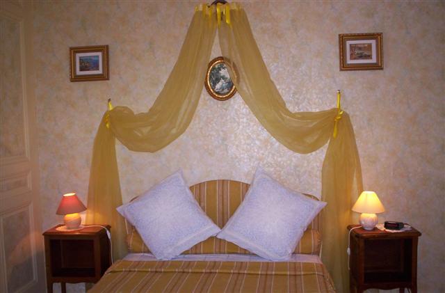 Chambre Jaune — baldaquin doré, placards d'époque
