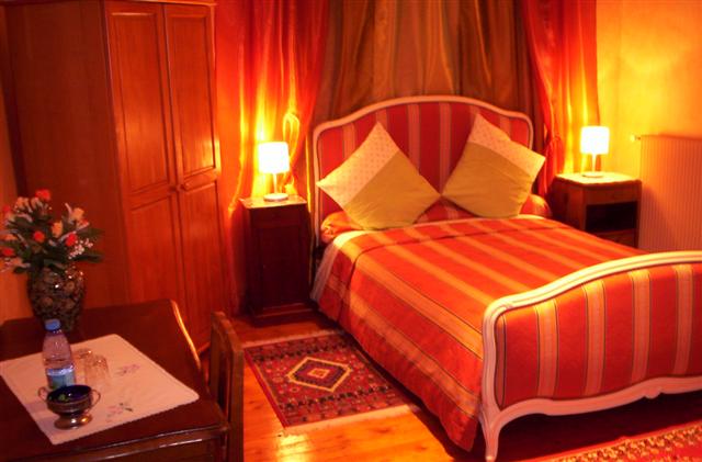 Chambre Saumon — parquet ancien vitrifié, décoration soignée