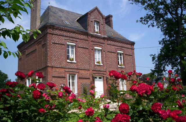 Maison de maître Les deux chênes et ses rosiers, Crasville-la-Rocquefort