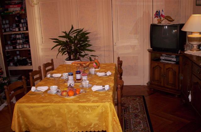 Table du petit-déjeuner dressée